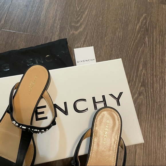 New Givenchy metal logo thong strap leather sandals - Picture 14 of 15